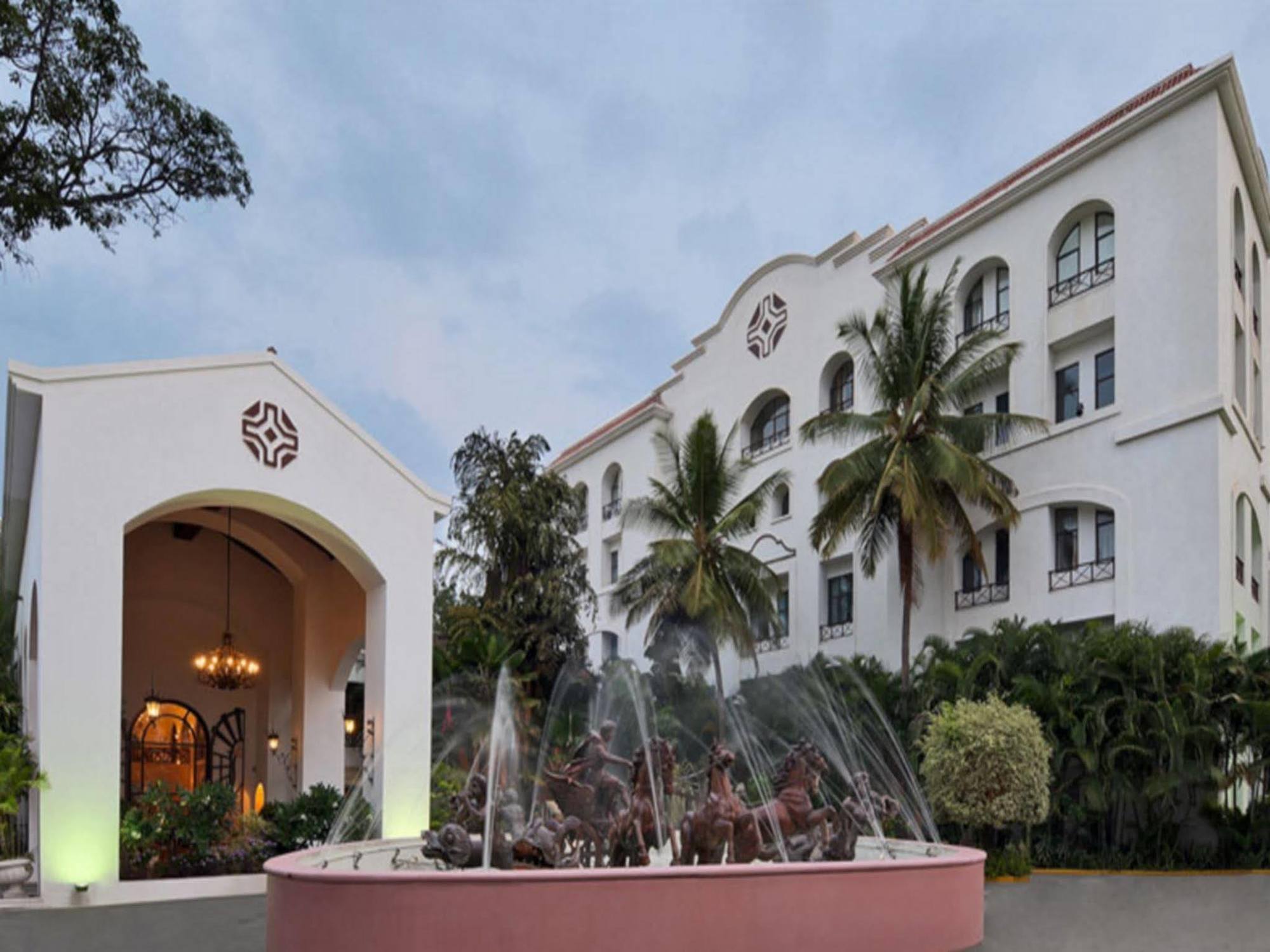 The Golden Palms Hotel & Spa Chik Bānavar Dış mekan fotoğraf